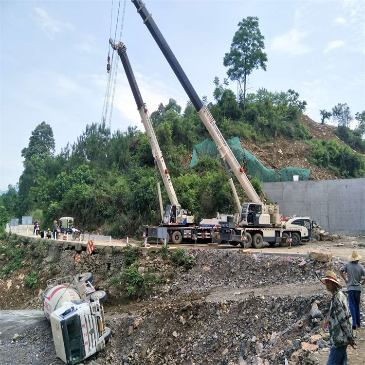 公安汽车掉沟里叫吊车救援要多少钱